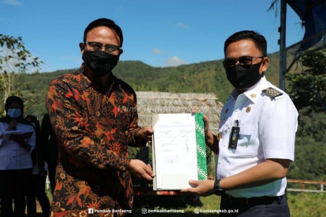					Pemerintah Kabupaten Bantaeng menggandeng Balai Besar Industri Hasil Perkebunan (BBIHP) Makassar melalui penandatanganan MoU yang dilaksanakan di Desa Bonto Tappalang, Kec. Tompobulu, Kab. Bantaeng.