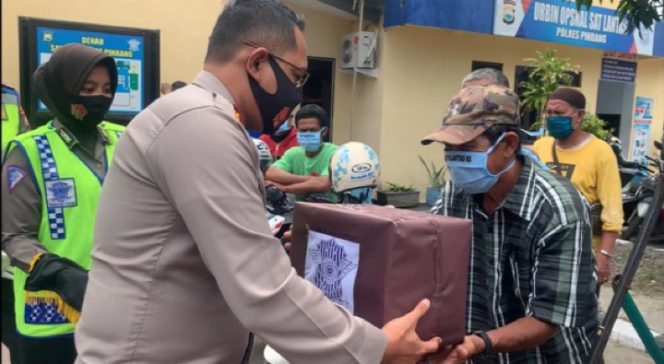 					Hari Lalu Lintas Bhayangkara ke 65, Kasat Lantas Polres Pinrang Berbagi