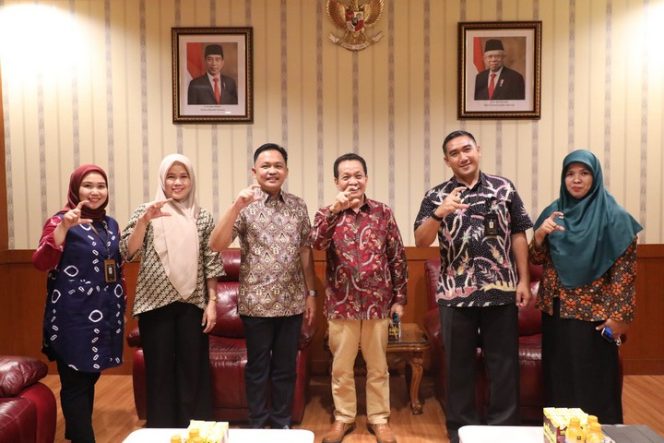 					Bupati Bantaeng, H. Ilham Azikin menerima kunjungan Ketua Komisi Informasi Provinsi Sulawesi Selatan, Pahir Halim, di Ruang Pola Kantor Bupati Bantaeng