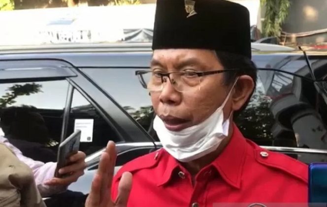 					Ketua DPC PDI Perjuangan Surabaya Adi Sutarwijono saat memberikan keterangan di hadapan pers di Kantor DPD PDIP Jatim di Surabaya, Minggu (30/08/2020). (ANTARA/Fiqih Arfani)