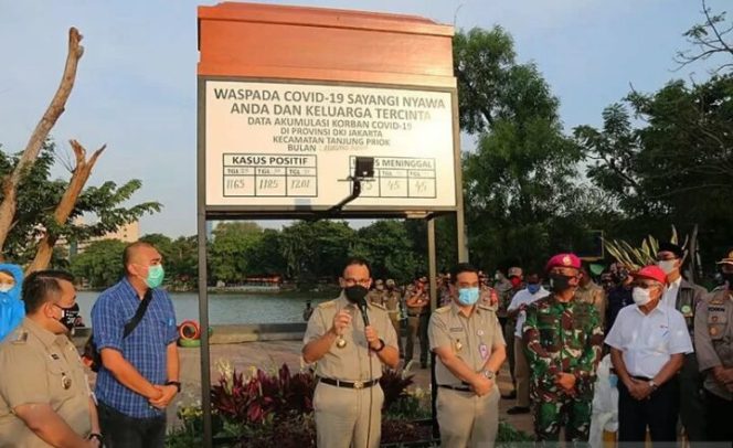 					Gubernur DKI Jakarta Anies Baswedan (tengah) bersama pejabat Kota Jakarta Utara meninjau Tugu Peringatan COVID-19 di sisi barat Danau Sunter, Kelurahan Sunter Jaya, Kecamatan Tanjung Priok, Jakarta Utara, Selasa (1/9/2020). ANTARA/HO-Humas DKI Jakarta/aa.