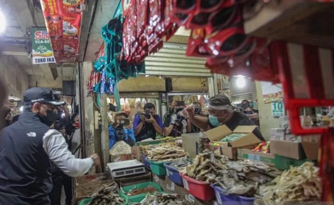 					Walikota Bogor Bima Arya Sugiarto memimpin operasi penegakan displin bermasker di Kota Bogor (ANTARA/HO/Pemkot Bogor)