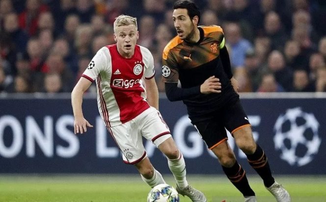 					Gelandang Ajax Donny van de Beek (kiri) berusaha merebut bola dari penguasaan pemain Valencia Dani Parejo dalam laga pemungkas Grup H Liga Champions di Stadion Johan Crujff Arena, Amsterdam, Belanda, Selasa (10/12/2019) waktu setempat. (ANTARA/AFP/ANP/Maurice van Steen)