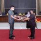 Ketua DPRD Gowa menyerahkan Ranperda wajib pakai masker.(Foto: Berita.news/Putri)