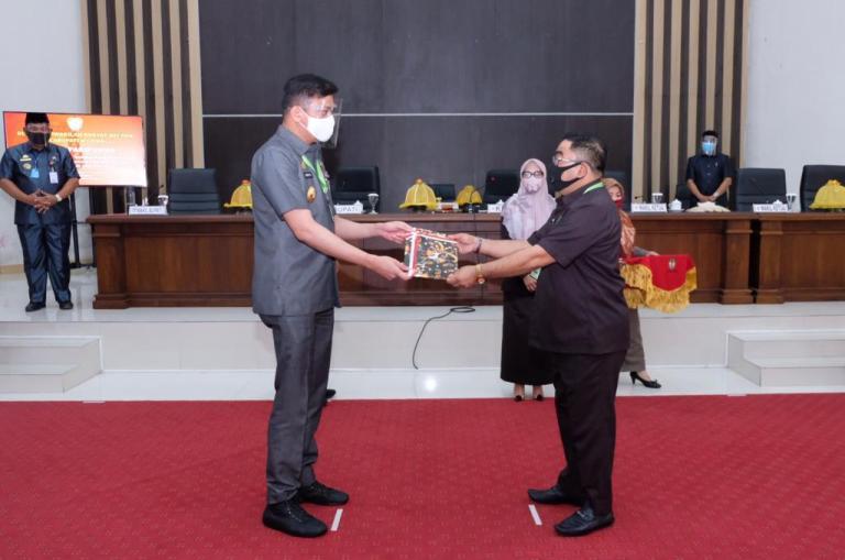 Ketua DPRD Gowa menyerahkan Ranperda wajib pakai masker.(Foto: Berita.news/Putri)