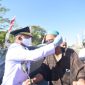 Pembagian masker gratis di HUT ke-75 Republik Indonesia di depan kantor Bupati Gowa. (Foto: berita.news/putri).