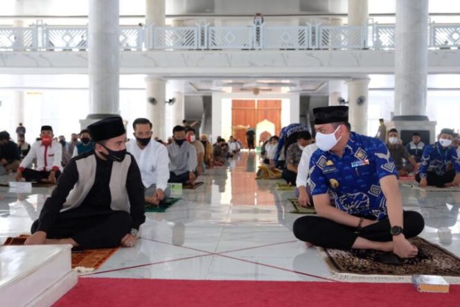 					Bupati dan Wakil Bupati Gowa Shalat Jumat Bersama Ustadz Taqy Malik di Masjid Agung Syekh Yusuf