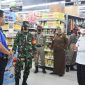 Wakil Bupati Gowa, Abd Rauf Malaganni saat mengunjungi pusat perbelanjaan di Gowa guna memastikan tempat ini menerapkan protokol kesehatan. (Foto: berita.news/putri).