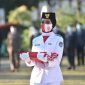 Pembawa baki bendera merah putih tampak mengenakan masker. (Foto: berita.news/putri).