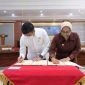 Bupati Gowa, Adnan purichtq Ichsan bersama Kepala Kejaksaan Negeri Gowa, Yeni Andriyani melakukan penandatanganan kerjasama terkait penanganan masalah hukum di bidang perdata dan tata usaha negara. (Foto: berita.news/Putri).