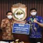 Bupati Gowa, Adnan Purichta Ichsan saat menyerahkan langsung donasi masker sebanyak 150 ribu masker ke PJ Walikota Makassar Rudy Djamaluddin. (Foto: berita.news/ist).