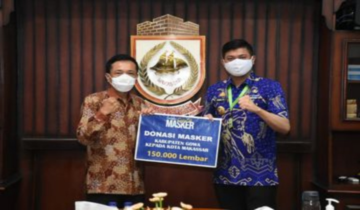 Bupati Gowa, Adnan Purichta Ichsan saat menyerahkan langsung donasi masker sebanyak 150 ribu masker ke PJ Walikota Makassar Rudy Djamaluddin. (Foto: berita.news/ist).