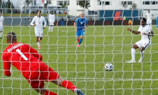 					Penyerang tim nasional Inggris Raheem Sterling (kanan) mengeksekusi tendangan penalti untuk menjebol gawang Islandia dalam laga UEFA Nations League 2020/21 Divisi A Grup 2 di Stadion Laugarsdalvollur, Reykjavik, Islandia, Sabtu (5/9/2020) waktu setempat. (ANTARA/REUTERS/John Sibley)
