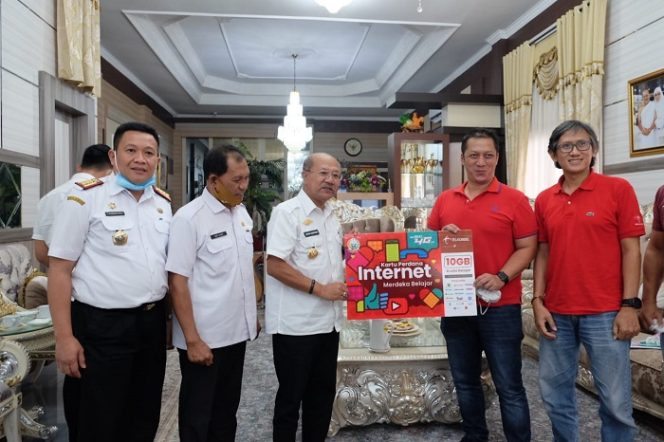 					Pemkab Jeneponto Terima 39.556 Kartu Perdana Internet dari Telkomsel