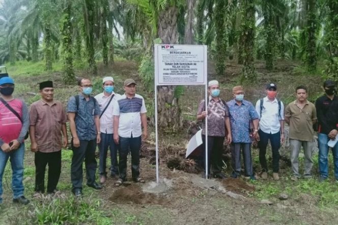 					KPK menyita lahan kelapa sawit 33 ribu meter persegi di Padang Lawas, Sumatera Utara terkait kasus mantan Sekretaris Mahkamah Agung (MA) Nurhadi. (KPK)