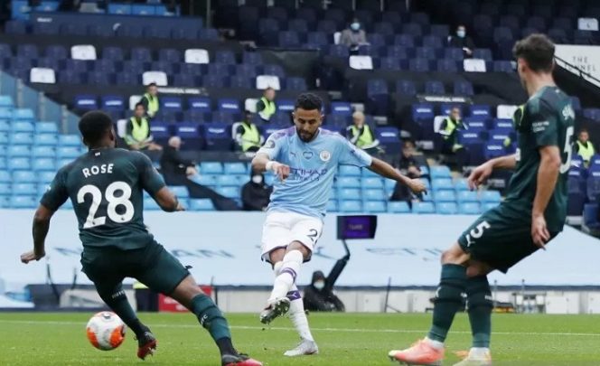 					Pemain Manchester City Riyad Mahrez (tengah) mencegak gol saat melawan Newcastle United dalam laga lanjutan Liga Inggris di Etihad Stadium, Manchester, Inggris, Rabu (8/7/2020). City menang besar 5-0 dalam laga itu. ANTARA FOTO/REUTERS /Lee Smith/Pool/foc.