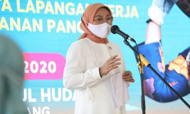 					Menteri Ketenagakerjaan Ida Fauziyah dalam kunjungan di Magelang, Jawa Tengah, Selasa (1/9/2020). (ANTARA/HO-Kementerian Ketenagakerjaan)