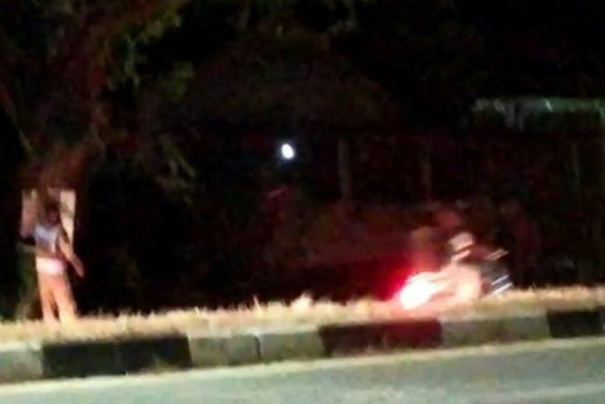 					Gagal Berpasangan Dengan Ogi, Bupati Petahana Barru Kerahkan Satpol PP Copot APK