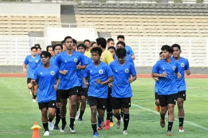 					Para pemain tim nasional U-19 Indonesia saat menjalani latihan lapangan perdana dalam rangkaian pemusatan latihan (TC) di Stadion Madya Gelora Bung Karno, Jakarta, Jumat (7/8/2020). TC digelar sebagai persiapan timnas senior menuju laga lanjutan Kualifikasi Piala Dunia 2022 zona Asia, sementara timnas U-19 bersiap berkompetisi di Piala Asia U-19 2020 (ANTARA/HO/PSSI)