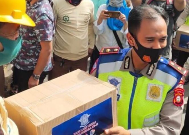 					Kasubdit Regident Polda Sulsel, Kompol Yusuf Usman penyerahan sembako secara simbolis