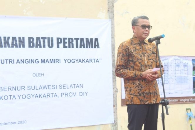 					Gubernur Sulsel Nurdin Abdullah saat acara peletakan batu pertama pembangunan Asrama Putri Anging Mammiri di Yogyakarta.