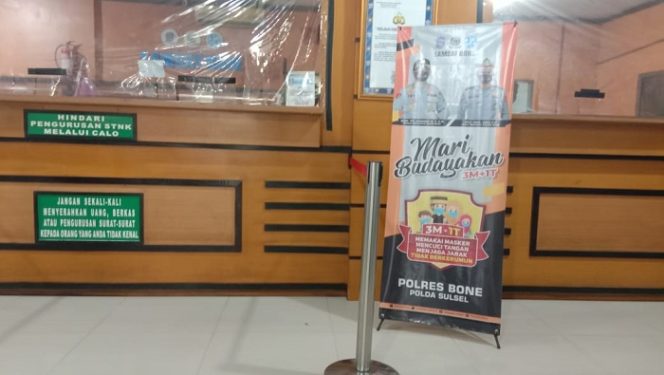 					Banner bertulisakan 