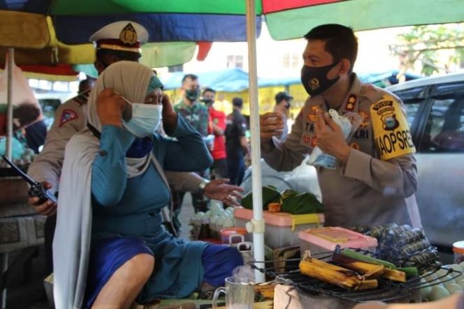 					Kapolres Bone AKBP Try Handako Wijaya Putra saat sosialisasi protokol kesehatan termasuk pemakaian masker kepada masyarakat. ()
