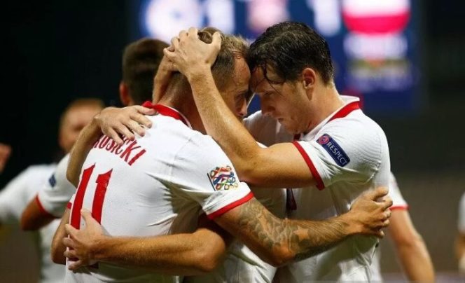 					Pemain sayap tim nasional Polandia Kamil Grosicki (kiri) melakukan selebrasi bersama rekan-rekannya seusai mencetak gol ke gawang Bosnia-Herzegovina dalam laga lanjutan UEFA Nations League 2020/21 Divisi A Grup 1 (A1) di Stadion Bilino Polje, Zenica, Bosnia-Herzegovina, Senin (7/9/2020) waktu setempat. (ANTARA/REUTERS/Dado Ruvic)