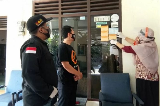 					Petugas Bawaslu Sleman saat melakukan pengawasan proses coklit data pemilih untuk Pemilihan Bupati dan Wakil Bupati Sleman 2020. Foto Antara/HO-Bawaslu Sleman