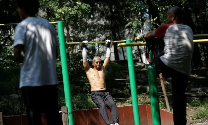 					Seorang pria berlatih di taman, setelah Pusat Pencegahan dan Pengendalian Penyakit Beijing menyatakan bahwa penggunaan masker diluar ruangan tidak lagi diwajibkan di Beijing, menyusul wabah penyakit virus corona (COVID-19), China, Jumat (21/8/2020). REUTERS/Tingshu Wang/PRAS/djo