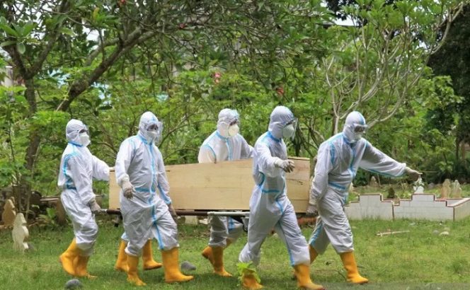					Petugas medis membawa jenazah pasien COVID-19 saat proses pemakaman di Tempat Pemakaman Umum (TPU) Desa Alue Tampak, Kecamatan Kaway XVI, Aceh Barat, Aceh, Minggu (6/9/2020). ANTARA FOTO/Syifa Yulinnas/aww.