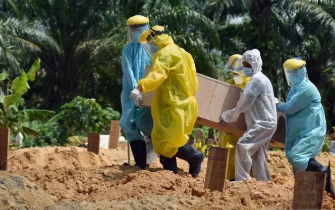 					Ilustrasi - Sejumlah tenaga kesehatan dan penggali kuburan melakukan proses pemakaman dengan protokol kesehatan COVID-19, di Tempat Pemakaman Umum (TPU) Tengku Mahmud Palas, Kota Pekanbaru, Riau, Jumat (4/9/2020). ANTARA/FB Anggoro/hp.
