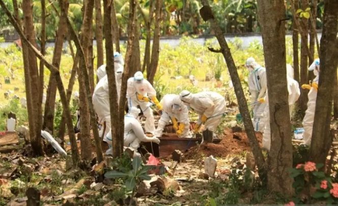 					Suasana pemakaman pasien Covid-19 di Kabupaten Jembrana, yang selain satu orang meninggal dunia, dalam 24 jam terakhir juga ada 2 tenaga medis tertular virus tersebut, Jumat (28/8/2020). ANTARA/Gembong Ismadi/aa.