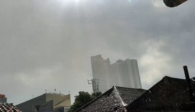 					Ilustrasi. Hujan disertai guruh mengguyur kawasan Pasar Baru, Kota Jakarta Pusat, Selasa (18/8/2020) (ANTARA/Laily Rahmawaty)