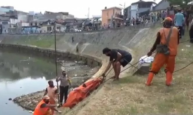 					Petugas gabungan mengevakuasi sesosok mayat pria yang ditemukan terluka di Kali Ciliwung, Kamlung Melayu, Jakarta Timur, Sabtu (5/9/2020). (ANTARA/HO-Reskrim Polrestro Jaktim).