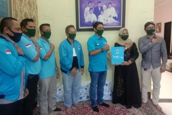 					Ketua Umum DPW Partai Gelora Jatim Muhammad Sirot (tiga kanan) saat menyerahkan surat dukungan kepada bakal calon kepala daerah di Jatim beberapa waktu lalu. (ANTARA/HO/FA)