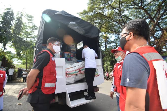 Ketua PMI Sulsel, Adnan Purichta Ichsan melepas bantuan untuk korban banjir Luwu Utara. (Foto:Berita.news/Putri)