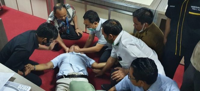 					Legislator Golkar Ince Langke pingsan saat tengah rapat Badan Anggaran (Banggar) di lantai 8 Gedung Tower DPRD Sulsel, Selasa (8/9/2020). Ince Langke kemudian meninggal dunia di rumah sakit. ()