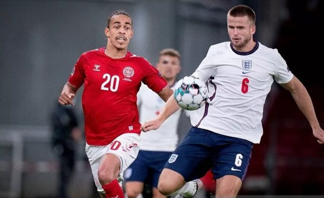 					Gelandang tim nasional Inggris Eric Dier (kanan) berebut bola dengan pemain sayap Denmark Yussuf Poulsen dalam lanjutan UEFA Nations League 2020/21 Divisi A Grup 2 (A2) di Stadion Telia Parken, Kopenhagen, Denmark, Selasa (8/9/2020) waktu setempat. (ANTARA/REUTERS/RITZAU SCANPIX/Liselotte Sabroe)