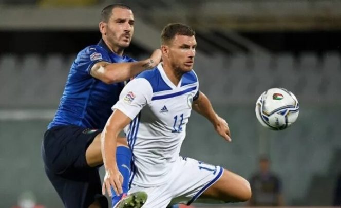 					Bek tim nasional Italia Leonardo Bonucci (kiri) berduel memperebutkan bola dengan penyerang Bosnia-Herzegovina Edin Dzeko dalam laga UEFA Nations League 2020/21 Divisi A Grup 1 (A1) di Stadion Artemio Franchi, Firenze, Italia, Jumat (4/9/2020) waktu setempat. (ANTARA/REUTERS/Alberto Lingria)