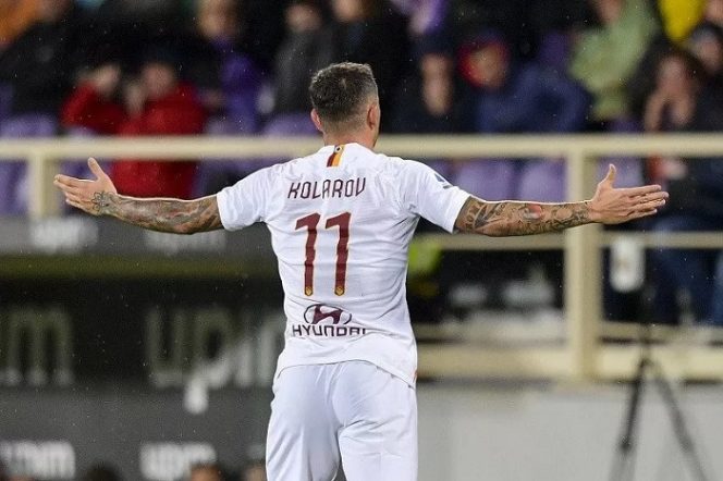 					Dokumentasi: Bek AS Roma Aleksandar Kolarov melakukan selebrasi usai mencetak gol ke gawan Fiorentina dari tendangan bebas dalam lanjutan Liga Italia di Stadion Artemio Franchi, Firenze, Italia, Jumat (20/12/2019) waktu setempat. (ANTARA/Twitter@ASRomaEN)
