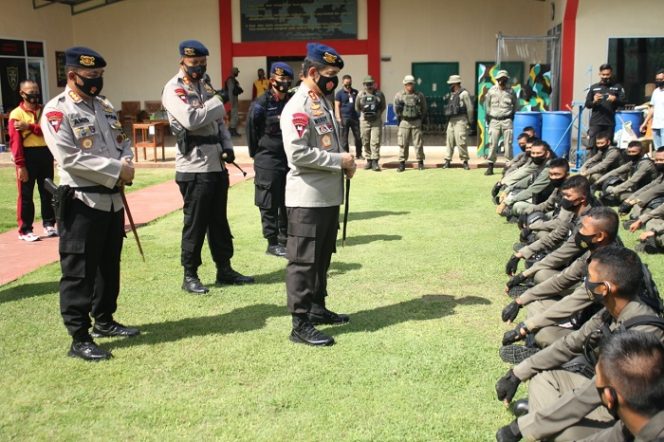 					Kapolda Sulsel Irjen Pol. Drs. Merdisyam, M.Si. saat mengunjungi Mako Batalyon A Pelopor Satbrimob Polda Sulsel. ()