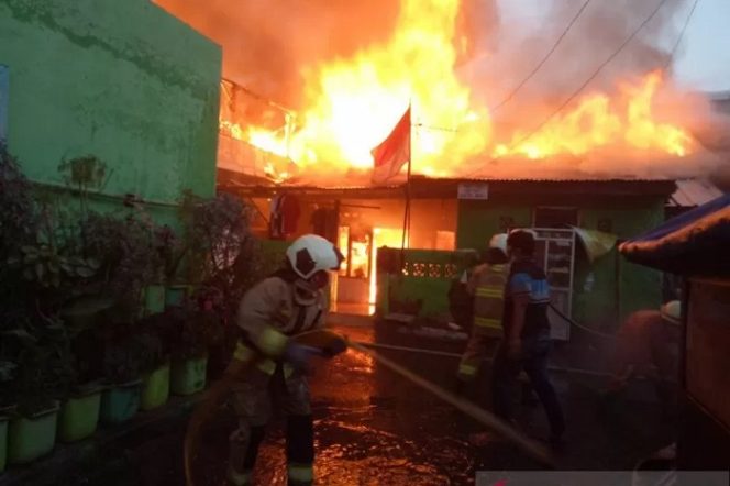 					Petugas Damkar Jakarta Timur menyemprot air di salah satu bangunan yang terbakar di Kelurahan Bali Mester, Jatinegara, Jakarta Timur, Senin (7/9/2020). Damkar setempat melaporkan sedikitnya sepuluh bangunan terbakar dalam kejadian itu. (ANTARA/HO-Damkar Jaktim).