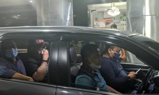 					Petugas Kejaksaan menciduk Eks Dirut TransJakarta Donny Saragih (menggunakan topi) yang buron sejak 2018 akibat kasus penipuan. (ANTARA/HO/ Kejaksaan Tinggi DKI Jakarta)