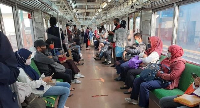 					Suasana di Stasiun Poris dan gerbong KRL pagi ini. (detikcom)