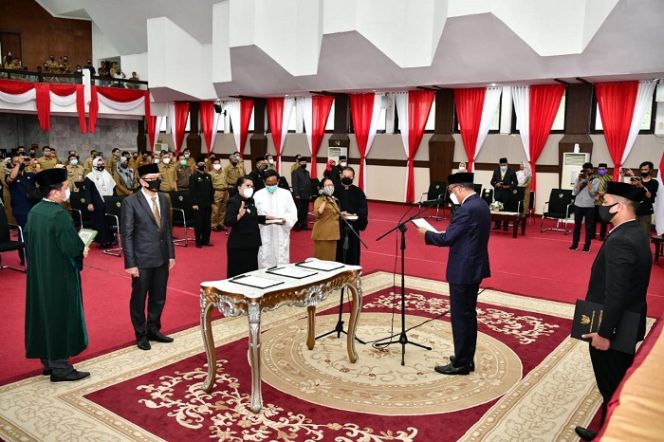 					Gubernur NA meantik pejabat Eselon II, III dan IV.