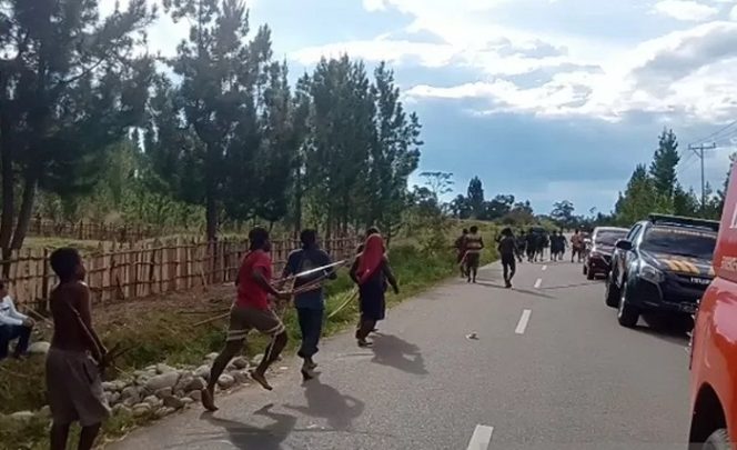 					Warga yang terkesan tidak peduli keberadaan polisi dan terus berlari ke arah tempat yang diduga akan datang kelompok lawan. (ANTARA/Marius Frisson Yewun)