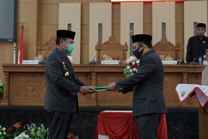 					Bupati Luwu H Basmin Mattayang menyerahkan dokumen KUA-PPAS APBD tahun anggaran 2021 di Ruang Rapat Paripurna DPRD Luwu, Senin (31/8/2020). (BERITA.NEWS/Muh Asri)