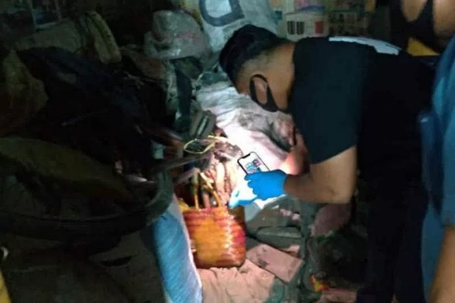 					Petugas saat mengecek lokasi ditemukannya mayat perempuan yang dikubur di bawah ranjang. (ANTARA/Ho Humas Polres Indramayu)