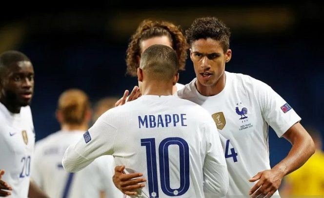 					Penyerang tim nasional Prancis Kylian Mbappe melakukan selebrasi bersama rekan-rekannya seusai mencetak gol ke gawang Swedia dalam laga UEFA Nations League 2020/21 Divisi A Grup 3 di Stadion Friends Arena, Stockholm, Swedia, Sabtu (5/9/2020) waktu setempat. (ANTARA/REUTERS/TT NEWS AGENCY/Christine Olsson)